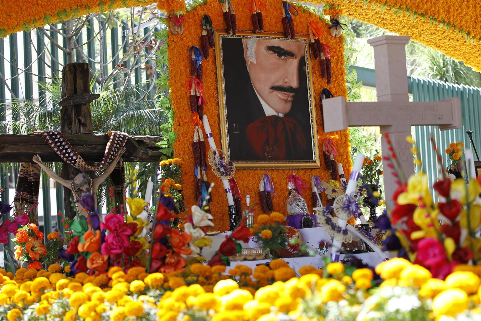 Vista hoy del altar de Día de Muertos dedicado al cantante mexicano Vicente Fernández, en el rancho Los Tres Potrillos, en el municipio de Tlajomulco, Jalisco (México). EFE/ Francisco Guasco