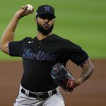 Fotografía de archivo en la que se registró al dominicano Sandy Alcantara, lanzador abridor de los Marlins de Florida. EFE/Aaron M. Sprecher