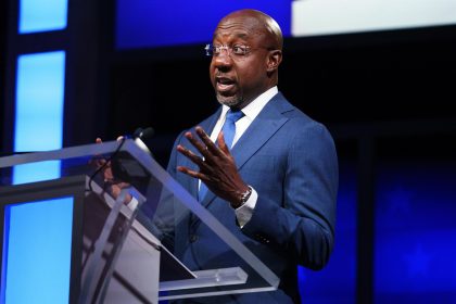 Fotografía cedida por The Hill-Nexstar que muestra al candidato al Senado de Georgia, el actual senador Raphael Warnock, durante su participación en el Debate del Senado de Nexstar Georgia, hoy, en Plant Riverside District en Savannah, Georgia (EE.UU.). EFE/ Greg Nash/The Hill/Nexstar SÓLO USO EDITORIAL/SÓLO DISPONIBLE PARA ILUSTRAR LA NOTICIA QUE ACOMPAÑA (CRÉDITO OBLIGATORIO)