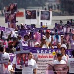 Integrantes del colectivo "Voces de la ausencia" se manifiestan para exigir justicia por feminicidios y desapariciones el 3 de noviembre de 2022, en Ciudad de México (México).  EFE/Isaac Esquivel