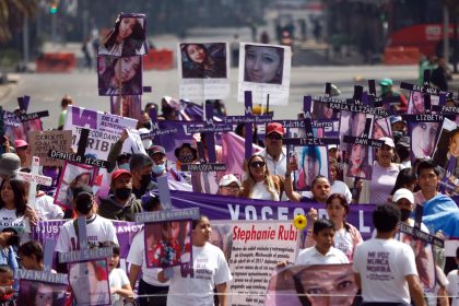 Integrantes del colectivo "Voces de la ausencia" se manifiestan para exigir justicia por feminicidios y desapariciones el 3 de noviembre de 2022, en Ciudad de México (México).  EFE/Isaac Esquivel