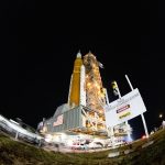 Fotografía de archivo cedida por la NASA donde se muestra el cohete del Sistema de Lanzamiento Espacial (SLS) con la nave espacial Orion a bordo instalado encima de un lanzador móvil en la plataforma de lanzamiento 39B del Centro Espacial Kennedy de la NASA en Florida (Estados Unidos). EFE/Joel Kowsky / NASA