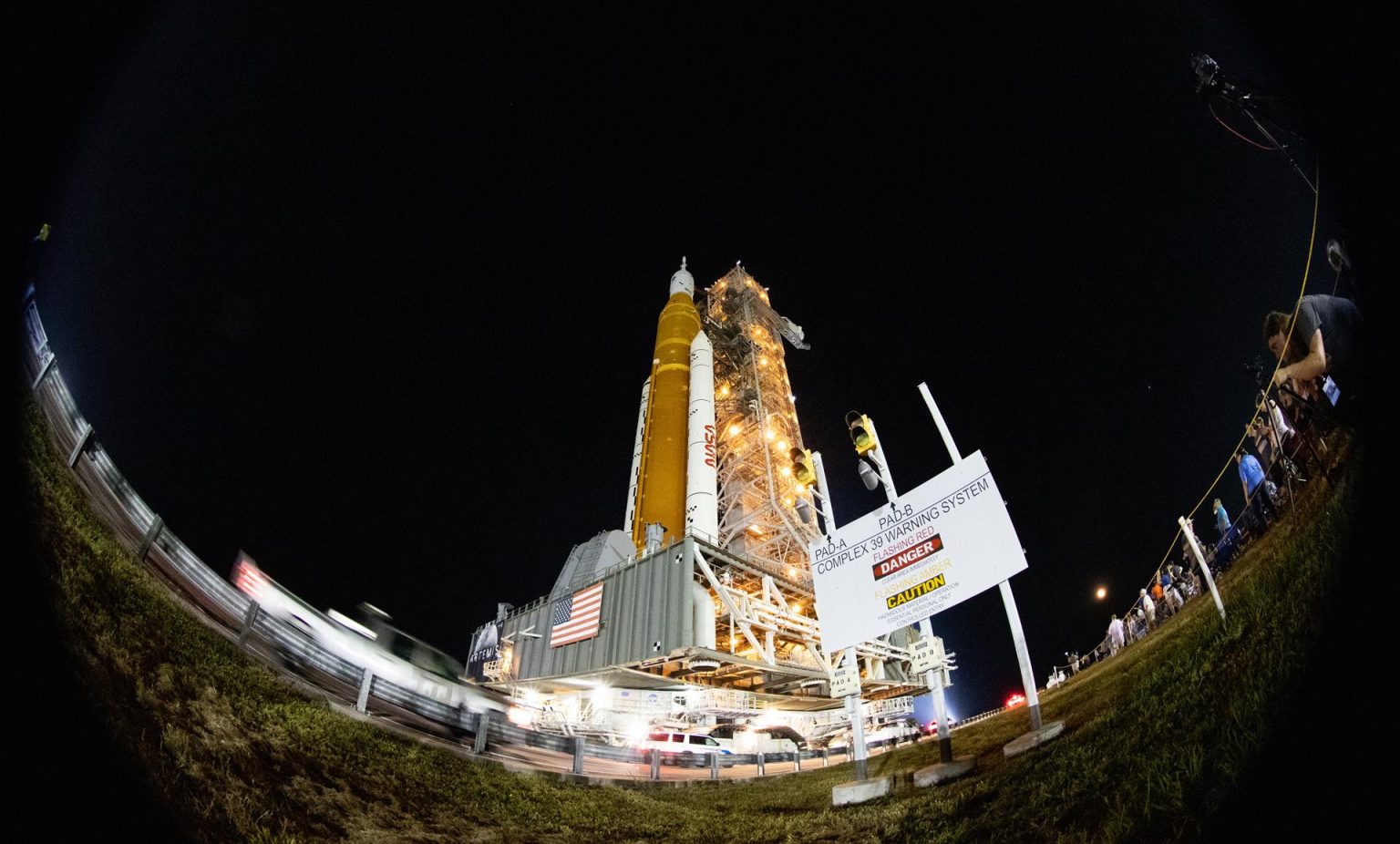 Fotografía de archivo cedida por la NASA donde se muestra el cohete del Sistema de Lanzamiento Espacial (SLS) con la nave espacial Orion a bordo instalado encima de un lanzador móvil en la plataforma de lanzamiento 39B del Centro Espacial Kennedy de la NASA en Florida (Estados Unidos). EFE/Joel Kowsky / NASA