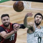 El escolta de los Heat de Miami Max Strus (i) y el alero de los Celtics de Boston Jayson Tatum (d) luchan por el balón suelto. EFE/EPA/CJ GUNTHER