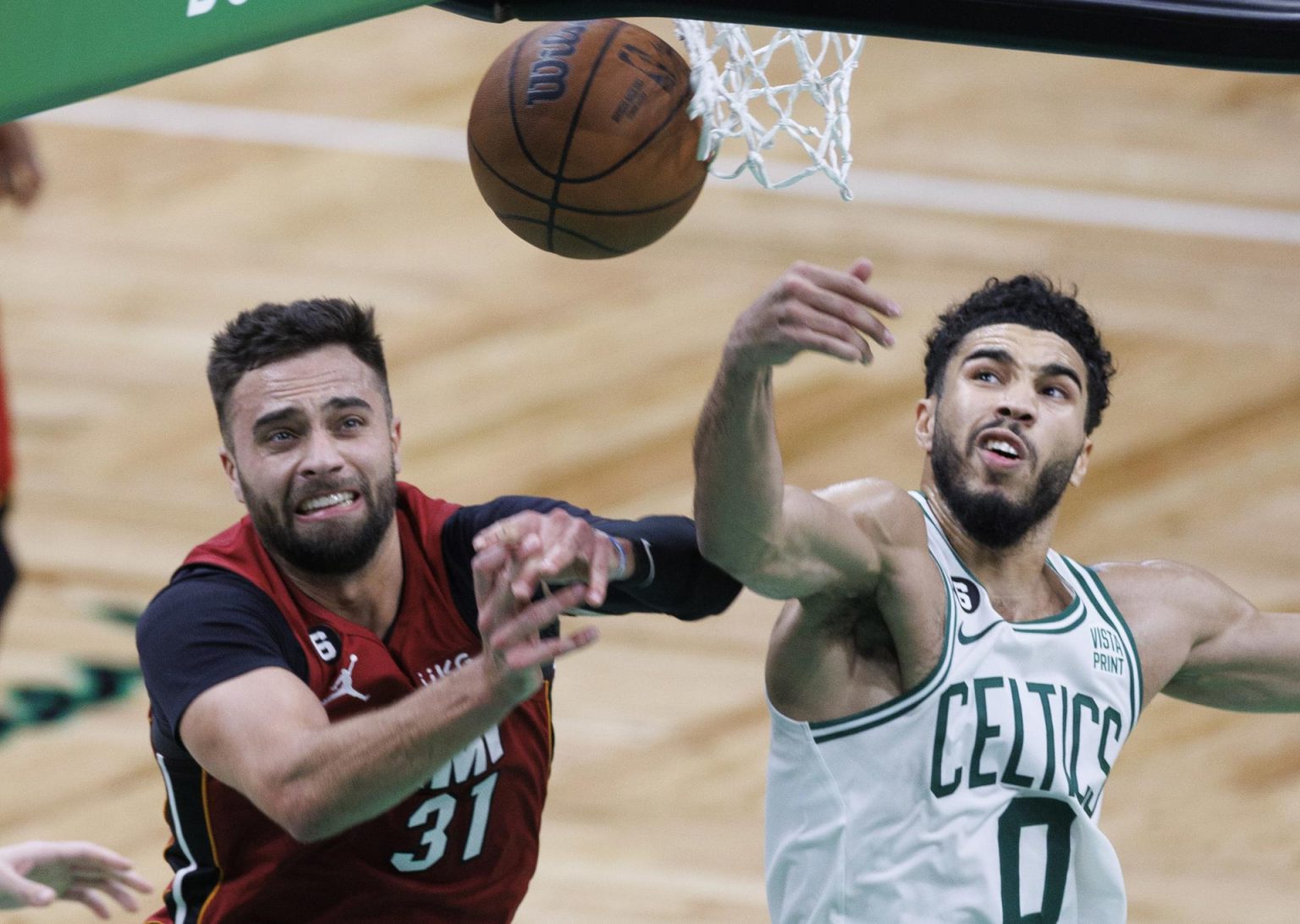 El escolta de los Heat de Miami Max Strus (i) y el alero de los Celtics de Boston Jayson Tatum (d) luchan por el balón suelto. EFE/EPA/CJ GUNTHER