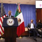 El congresista estadounidense Jesús "Chuy" García (i), habla durante una rueda de prensa en la Embajada de Estados Unidos en Ciudad de México (México). Imagen de archivo. EFE/José Méndez