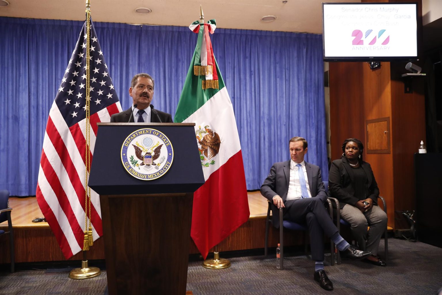 El congresista estadounidense Jesús "Chuy" García (i), habla durante una rueda de prensa en la Embajada de Estados Unidos en Ciudad de México (México). Imagen de archivo. EFE/José Méndez