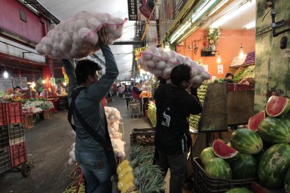 Fotografía de archivo que muestra a vendedores de la Central de Abasto en Ciudad de México (México). EFE/Mario Guzmán