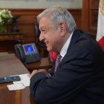 Fotografía cedida hoy por la Presidencia de México que muestra al presidente mexicano, Andrés Manuel López Obrador, durante una llamada telefónica a Luiz Inácio Lula da Silva en Palacio Nacional de la Ciudad de México (México). EFE/Presidencia de México /SOLO USO EDITORIAL /SOLO DISPONIBLE PARA ILUSTRAR LA NOTICIA QUE ACOMPAÑA (CRÉDITO OBLIGATORIO)