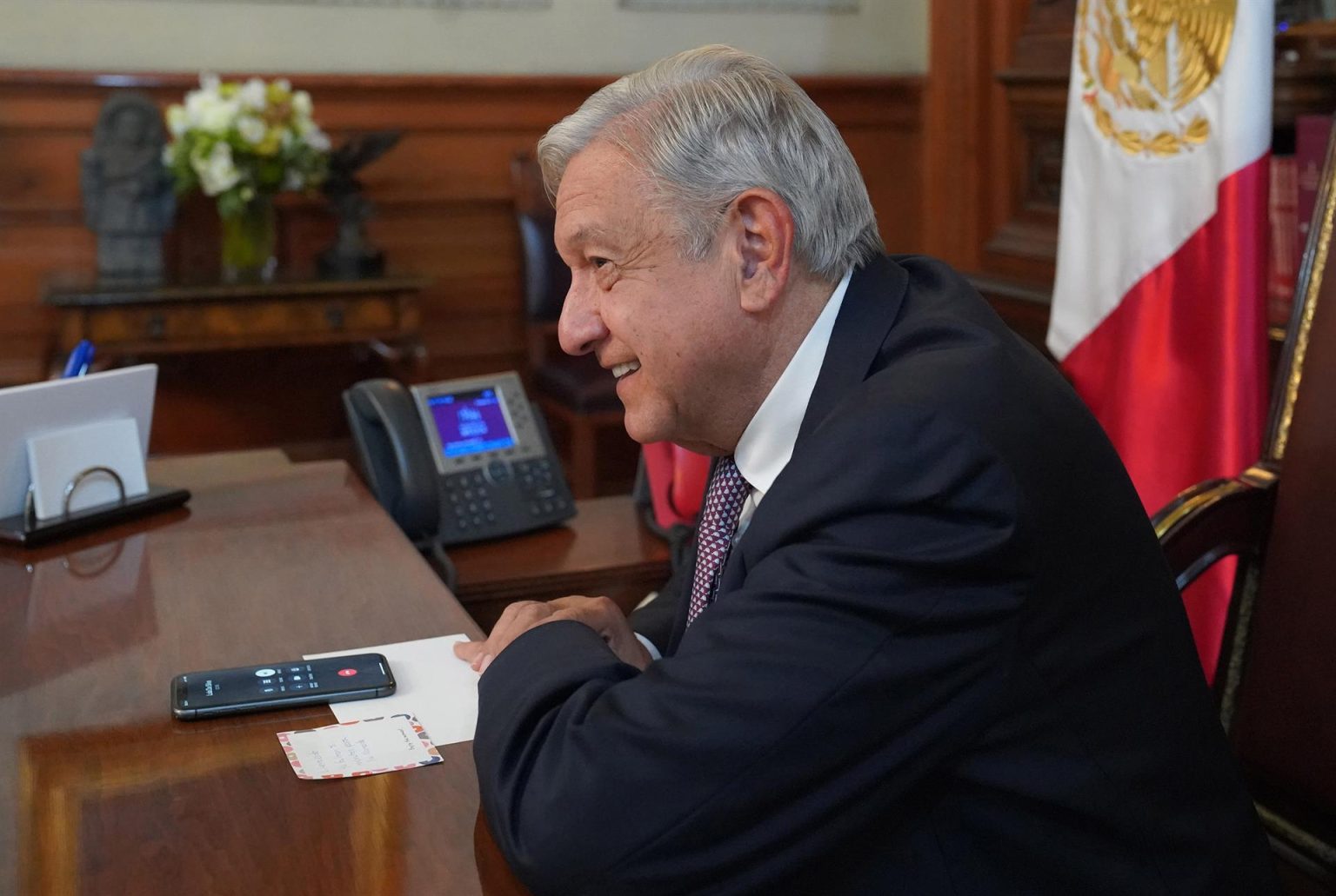 Fotografía cedida hoy por la Presidencia de México que muestra al presidente mexicano, Andrés Manuel López Obrador, durante una llamada telefónica a Luiz Inácio Lula da Silva en Palacio Nacional de la Ciudad de México (México). EFE/Presidencia de México /SOLO USO EDITORIAL /SOLO DISPONIBLE PARA ILUSTRAR LA NOTICIA QUE ACOMPAÑA (CRÉDITO OBLIGATORIO)