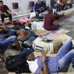 Migrantes descansan en un campamento hoy, en la ciudad de Tapachula (México). EFE/ Juan Manuel Blanco