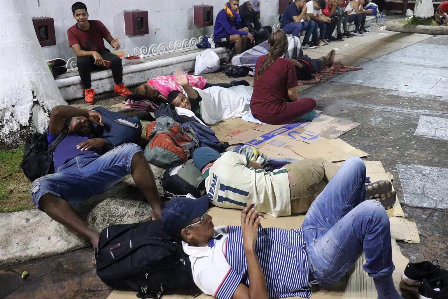 Migrantes descansan en un campamento hoy, en la ciudad de Tapachula (México). EFE/ Juan Manuel Blanco