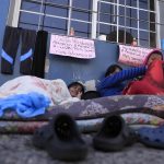 Una familia de personas migrantes de Venezuela duermen en la calle mientras piden ayuda para regresar a su país de origen hoy, enTegucigalpa (Honduras).  EFE/ Gustavo Amador