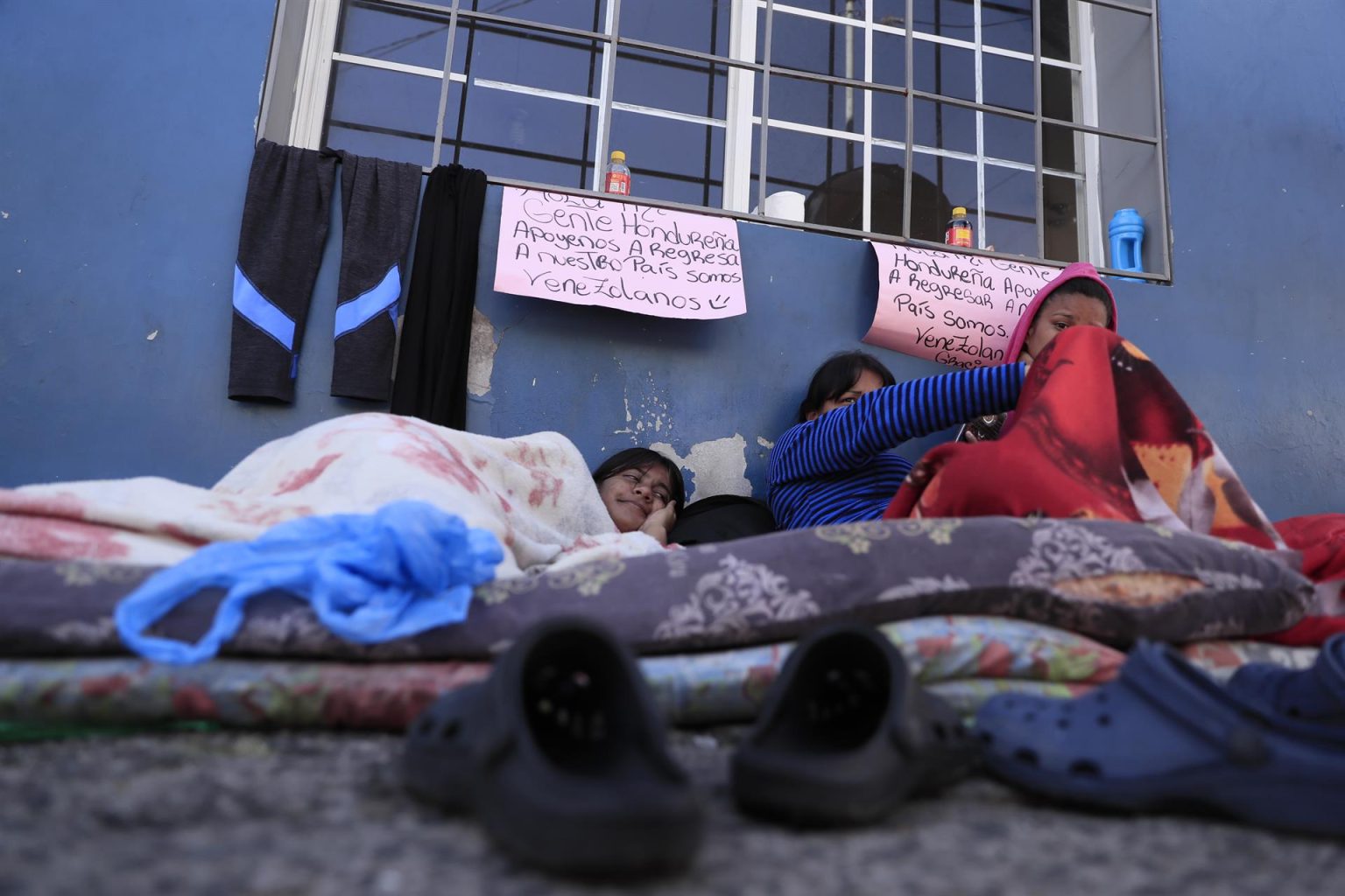 Una familia de personas migrantes de Venezuela duermen en la calle mientras piden ayuda para regresar a su país de origen hoy, enTegucigalpa (Honduras).  EFE/ Gustavo Amador