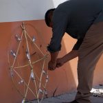 Un hombre enciende una rueda pirotécnica con motivo del Día de Muertos hoy, en la ciudad de Mitla, estado de Oaxaca (México). EFE/ Daniel Ricárdez