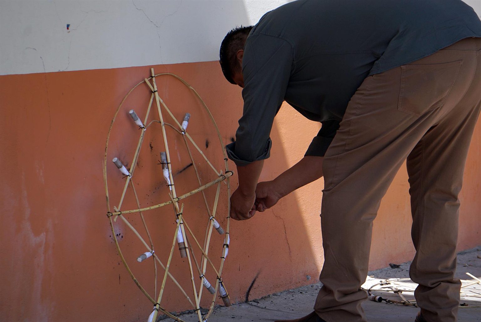 Un hombre enciende una rueda pirotécnica con motivo del Día de Muertos hoy, en la ciudad de Mitla, estado de Oaxaca (México). EFE/ Daniel Ricárdez