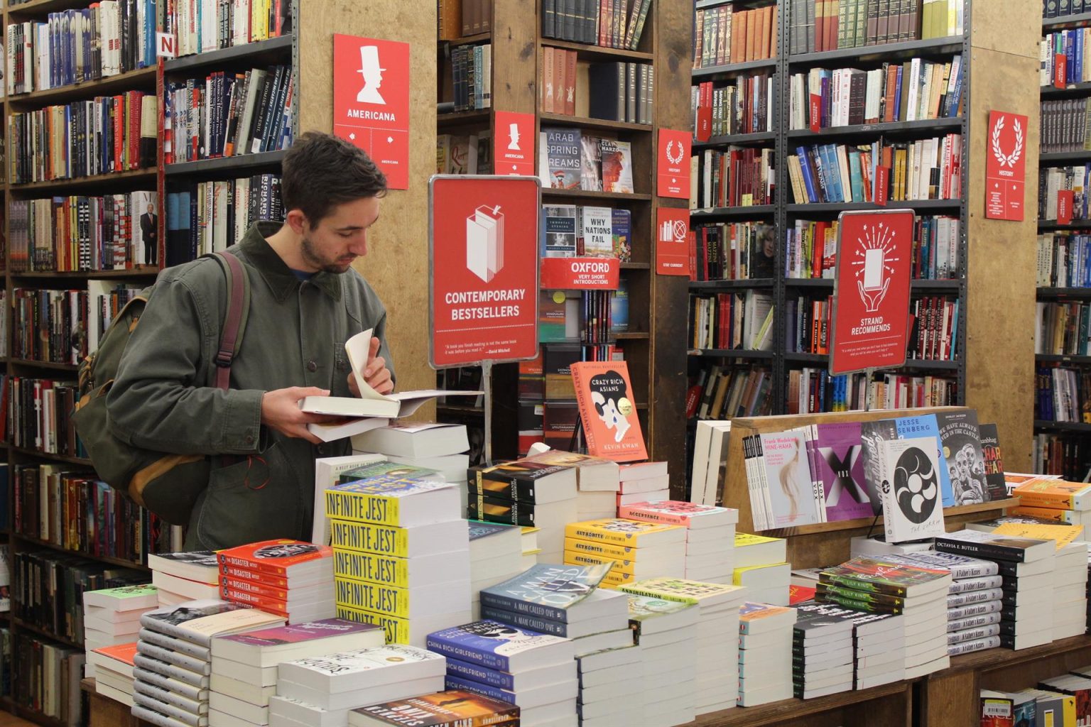 Un hombre observa libros en una librería en Nueva York (EE.UU.). EFE/Sergi Santiago