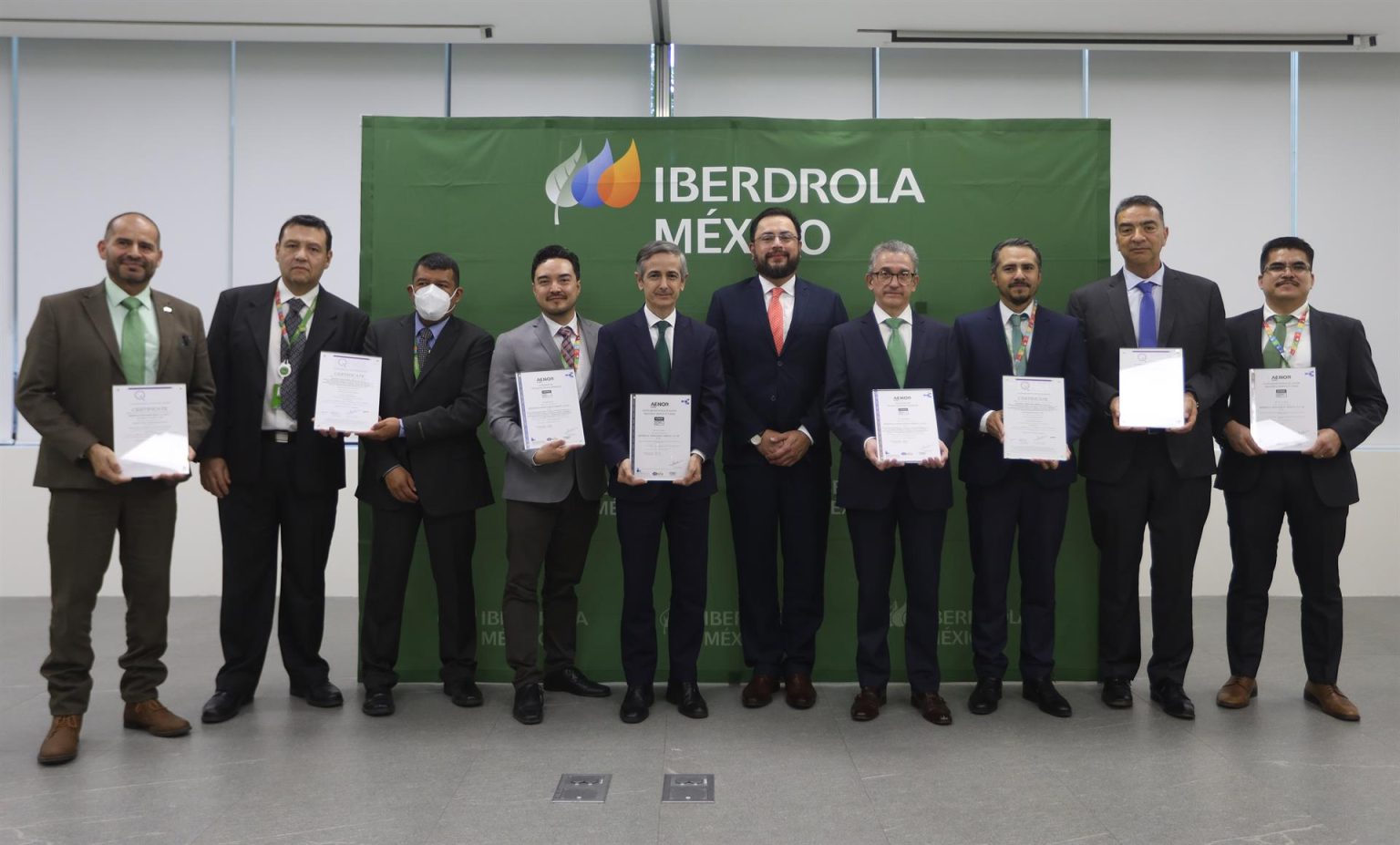 Fotografía cedida hoy por Iberdrola MéxicO que muestra al el CEO de Iberdrola México, Enrique Alba(5-i) acompañado de otros funcionarios durante la entrega de la certificación ISO 14001:2015 en la Ciudad de México (México). EFE/Iberdrola/SOLO USO EDITORIAL/SOLO DISPONIBLE PARA ILUSTRAR LA NOTICIA QUE ACOMPAÑA(CRÉDITO OBLIGATORIO)