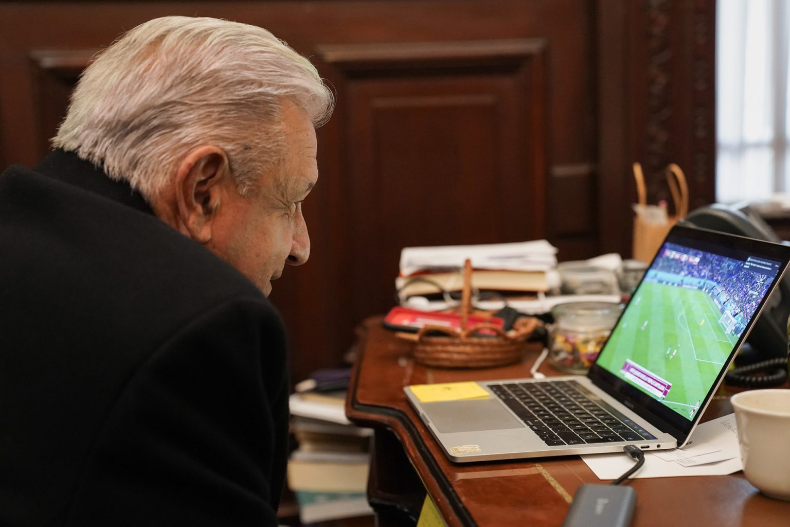 Fotografía cedida hoy, por la presidencia de México, del mandatario mexicano, Andrés Manuel López Obrador, observando el juego México-Polonia del mundial Qatar 2022, en el Palacio Nacional de Ciudad de México(México). EFE/Presidencia de México/SOLO USO EDITORIAL/SOLO DISPONIBLE PARA ILUSTRAR LA NOTICIA QUE ACOMPAÑA (CRÉDITO OBLIGATORIO)