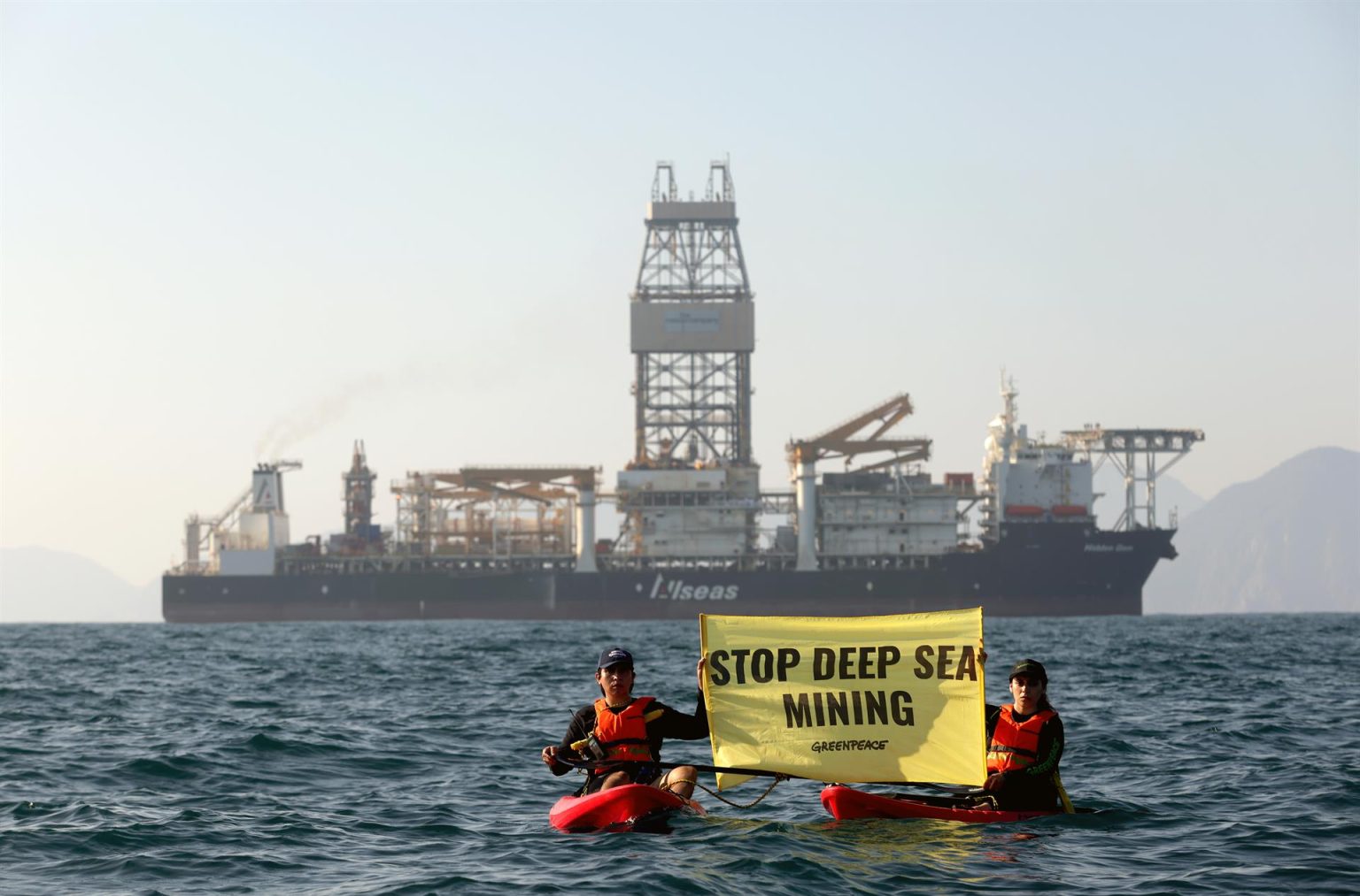 Fotografía cedida hoy, donde se observa una protesta de activistas de Greenpeace frente a barco de perforación minera en el puerto de Manzanillo, estado de Colima (México). EFE/Greenpeace/SOLO USO EDITORIAL/SOLO DISPONIBLE PARA ILUSTRAR LA NOTICIA QUE ACOMPAÑA (CRÉDITO OBLIGATORIO)