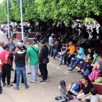 Migrantes de origen centroamericanos permanecen en un parque hoy, en la ciudad de Tapachula, estado de Chiapas (México). EFE/Juan Manuel Blanco