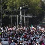 Miles de personas marchan por la reconocida avenida Paseo de la Reforma, el 13 de noviembre de 2022, en la Ciudad de México (México). EFE/ Mario Guzmán