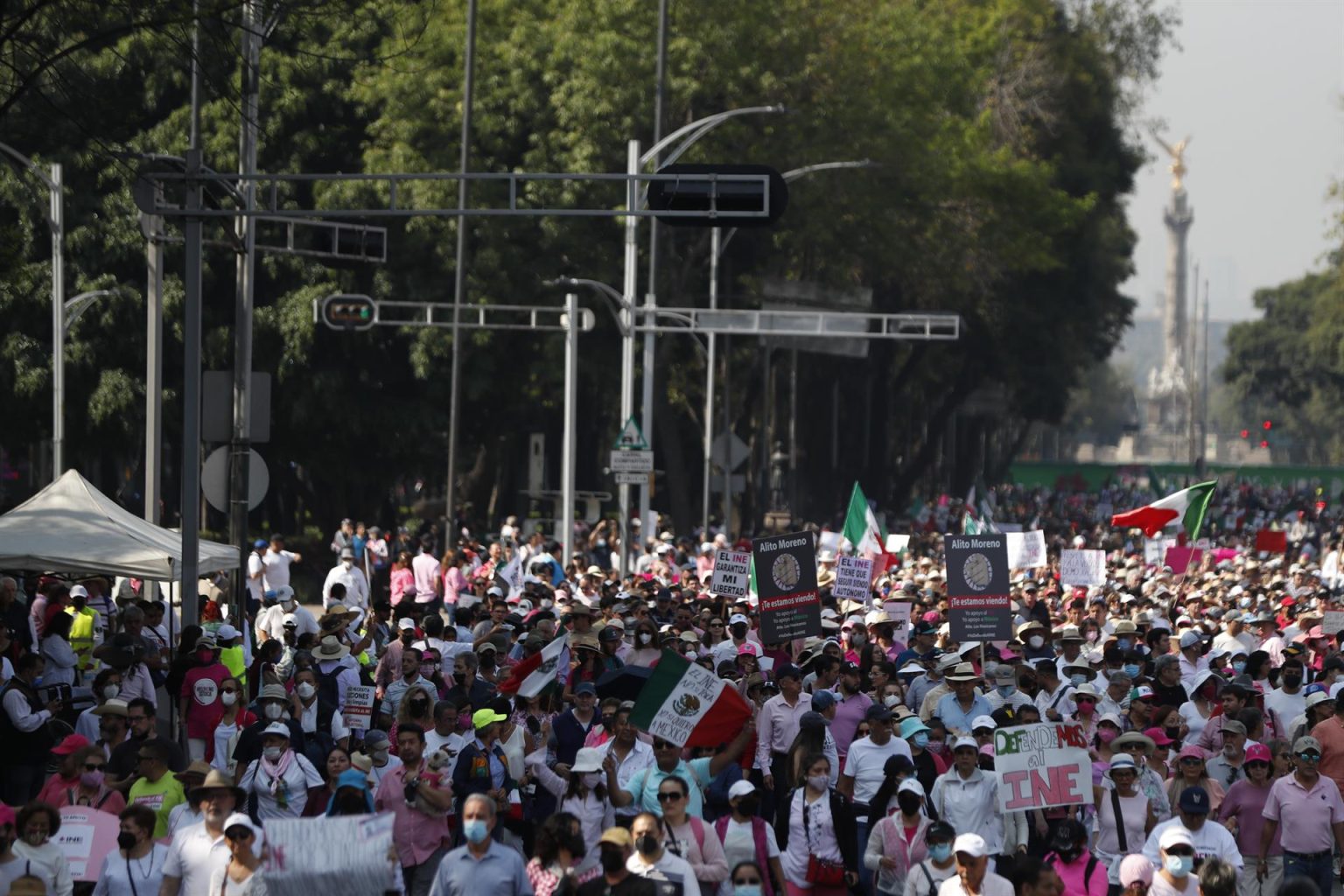 Miles de personas marchan por la reconocida avenida Paseo de la Reforma, el 13 de noviembre de 2022, en la Ciudad de México (México). EFE/ Mario Guzmán