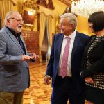 Fotografía cedida hoy, por la Presidencia mexicana, del presidente de México, Andrés Manuel López Obrador (c), mientras se reúne con el filósofo español Fernando Savater (i) y de su esposa Karen de Juan (d) hoy, en el Palacio Nacional de Ciudad de México (México). El presidente de México, Andrés Manuel López Obrador, recibió este martes en el Palacio Nacional al filósofo español Fernando Savater. EFE/ Presidencia De México SOLO USO EDITORIAL SOLO DISPONIBLE PARA ILUSTRAR LA NOTICIA QUE ACOMPAÑA (CRÉDITO OBLIGATORIO)