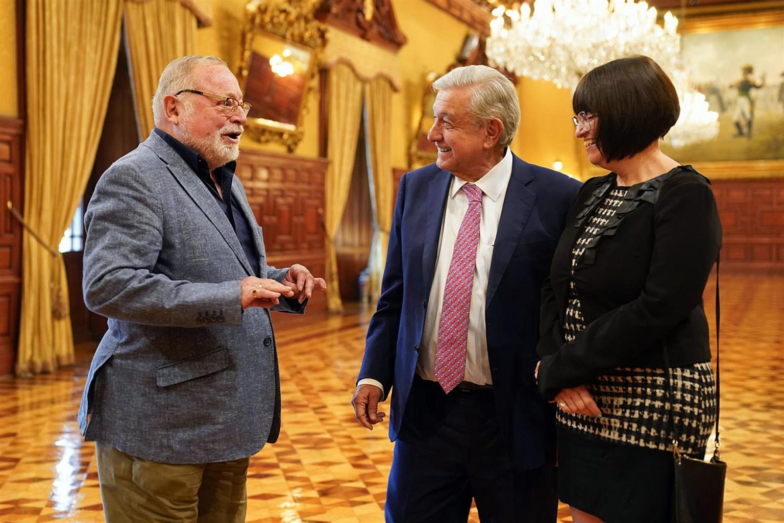 Fotografía cedida hoy, por la Presidencia mexicana, del presidente de México, Andrés Manuel López Obrador (c), mientras se reúne con el filósofo español Fernando Savater (i) y de su esposa Karen de Juan (d) hoy, en el Palacio Nacional de Ciudad de México (México). El presidente de México, Andrés Manuel López Obrador, recibió este martes en el Palacio Nacional al filósofo español Fernando Savater. EFE/ Presidencia De México SOLO USO EDITORIAL SOLO DISPONIBLE PARA ILUSTRAR LA NOTICIA QUE ACOMPAÑA (CRÉDITO OBLIGATORIO)