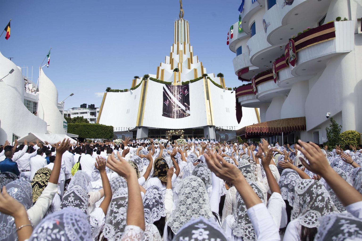 La iglesia cristiana no trinitaria La Luz del Mundo, que tiene su sede internacional en Guadalajara (México), actualmente está presente en 60 países y dice contar con hasta 5 millones de seguidores. Imagen de archivo. EFE/Francisco Guasco