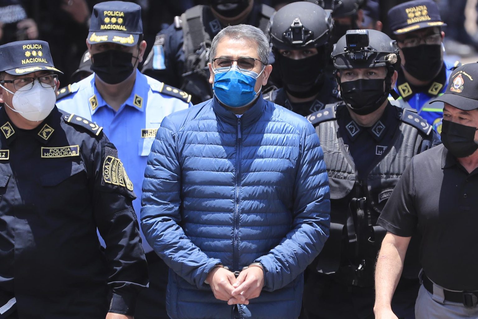 Imagen de archivo en donde se observa la extradición del expresidente hondureño Juan Orlando Hernández (c) en Tegucigalpa (Honduras). EFE/ Gustavo Amador