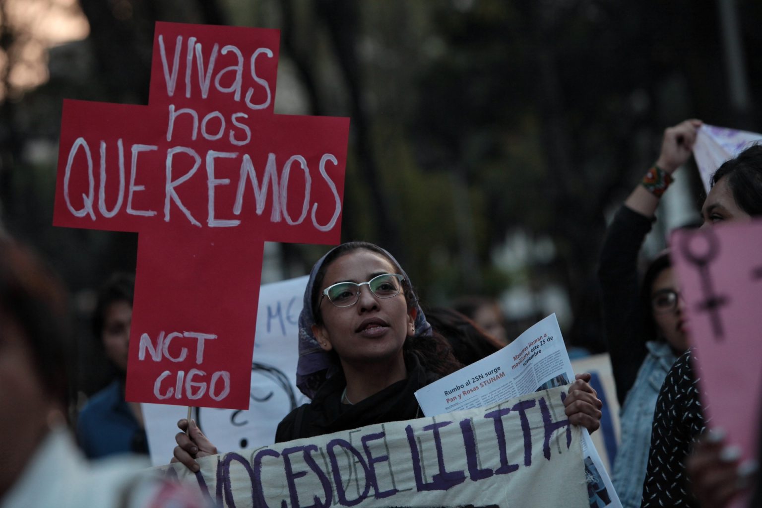 Activistas participan en una manifestación por el Día Internacional de la Erradicación de la Violencia Contra la Mujer en Ciudad de México (México). EFE/Sáshenka Gutiérrez