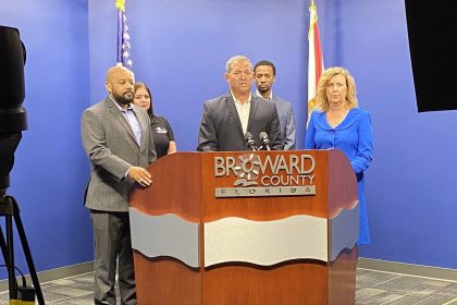 Fotografía divulgada por la Alcaldía del condado de Broward, donde aparece su alcalde, Michael Udine (c), mientras habla este martes durante una rueda de prensa en el Centro de Operaciones de Emergencia para monitorear la tormenta tropical Nicole. EFE/Alcaldía Condado Broward /SOLO USO EDITORIAL /NO VENTAS /SOLO DISPONIBLE PARA ILUSTRAR LA NOTICIA QUE ACOMPAÑA /CRÉDITO OBLIGATORIO