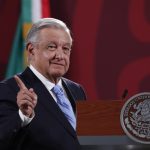 El presidente de México Andrés Manuel López Obrador habla durante una rueda de prensa este jueves, en el Palacio Nacional, en la Ciudad de México (México). EFE/Mario Guzmán