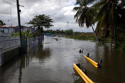 Fotografía de archivo de una vista general de una calle inundada debido a las fuertes lluvias en Cataño (Puerto Rico). EFE/ Thais LLorca