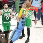 Dillon Brooks (24) de los Memphis Grizzlies clava el balón hoy, en la segunda mitad del partido contra los Boston Celtics en el FedEx Forum de Memphis, Tennessee (EE.UU.). EFE/Karen Pulfer Focht