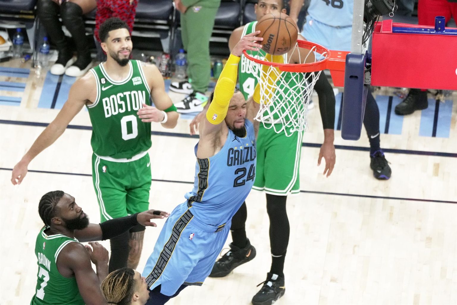 Dillon Brooks (24) de los Memphis Grizzlies clava el balón hoy, en la segunda mitad del partido contra los Boston Celtics en el FedEx Forum de Memphis, Tennessee (EE.UU.). EFE/Karen Pulfer Focht