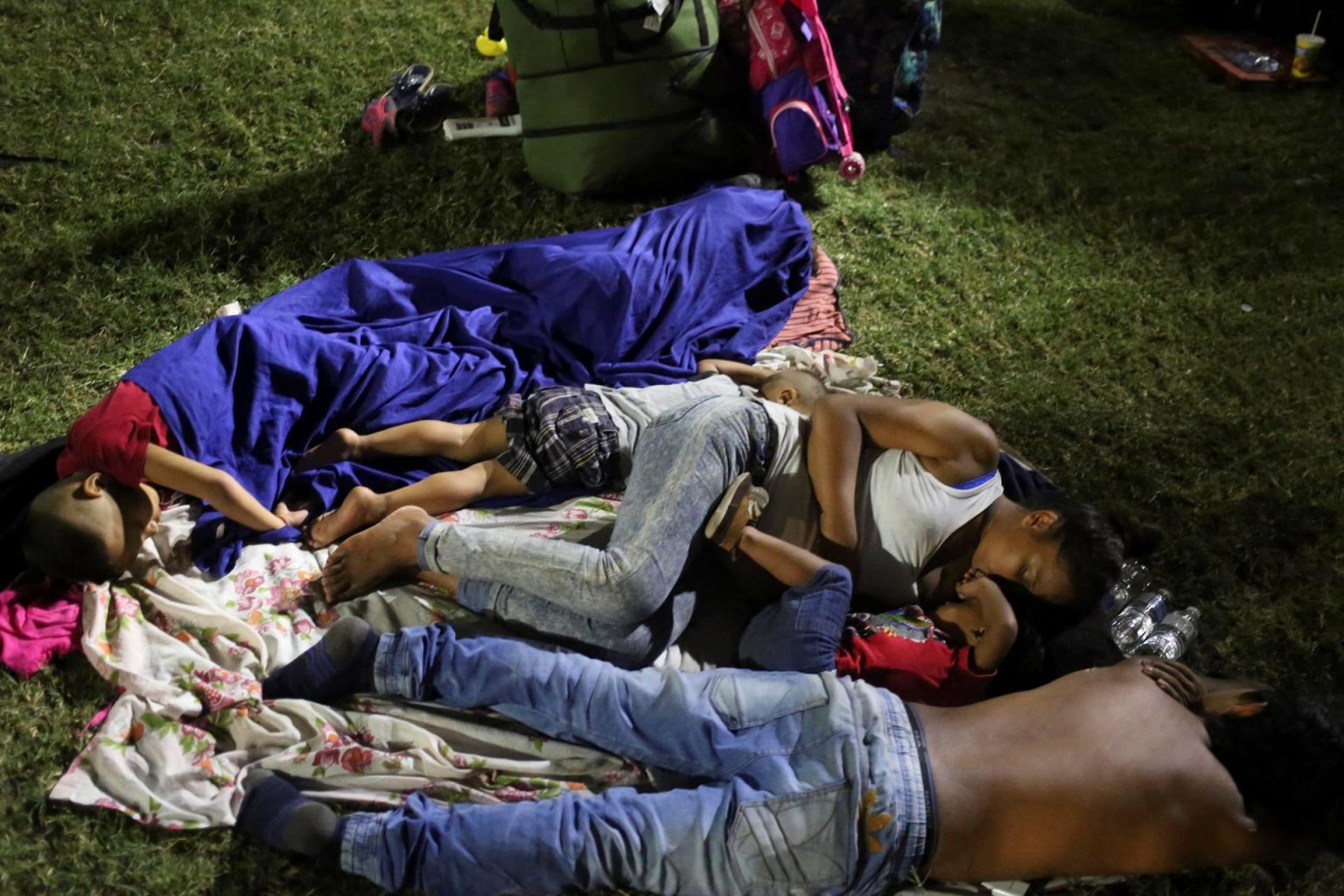 Fotografía de archivo de migrantes hondureños que duermen en la Central de Transporte de la ciudad de San Pedro Sula (Honduras). EFE/ Gustavo Amador