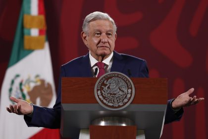 El presidente de México, Andrés Manuel López Obrador, habla durante su participación en la conferencia matutina en el Palacio Nacional, hoy en la Ciudad de México (México). EFE/Mario Guzmán