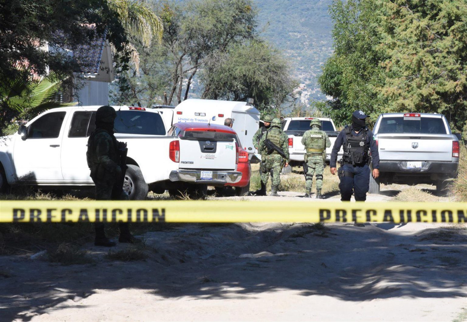 Miembros del Ejercito mexicano y peritos forenses trabajan en la zona donde ha tenido lugar un asesinato. Imagen de archivo. EFE/ Fernando Velázquez