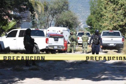 Miembros del Ejercito mexicano y peritos forenses trabajan en la zona donde ha tenido lugar un asesinato. Imagen de archivo. EFE/ Fernando Velázquez