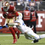 Jauan Jennings (i) de los San Francisco 49ers en acción frente a Drue Tranquill (d) de Los Angeles Chargers durante un partido de la NFL en el Levi's Stadium, en Santa Clara, California (EE.UU.), este 13 de noviembre de 2022. EFE/EPA/John G. Mabanglo