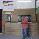 Fotografía de archivo que muestra a un hombre que retira dinero en una casa de cambio de divisas en el municipio de Tepeojuma. EFE/Hilda Ríos