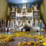 Fotografía de un altar monumental durante la celebración de Día de Muertos, el 1 de noviembre de 2022, en el municipio de Huaquechula, Puebla (México). EFE/ Hilda Ríos