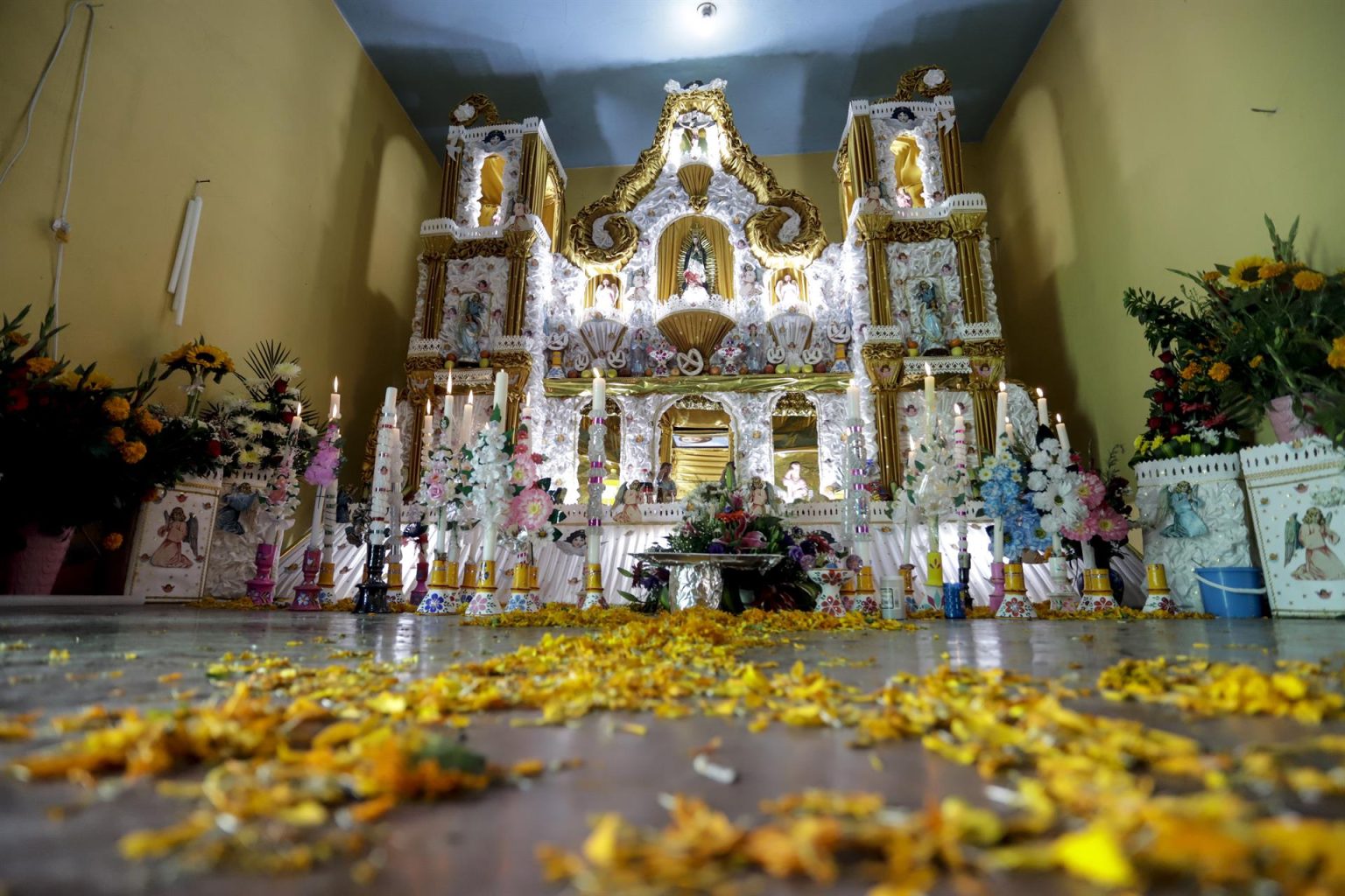 Fotografía de un altar monumental durante la celebración de Día de Muertos, el 1 de noviembre de 2022, en el municipio de Huaquechula, Puebla (México). EFE/ Hilda Ríos