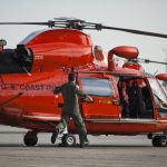 Un helicóptero de la Guardia Costera rescató al joven, quien se hallaba consciente y de inmediato fue trasladado al aeropuerto New Orleans Lakefront, donde lo esperaban personal de emergencia. Imagen de archivo. EFE/JIM LO SCALZO