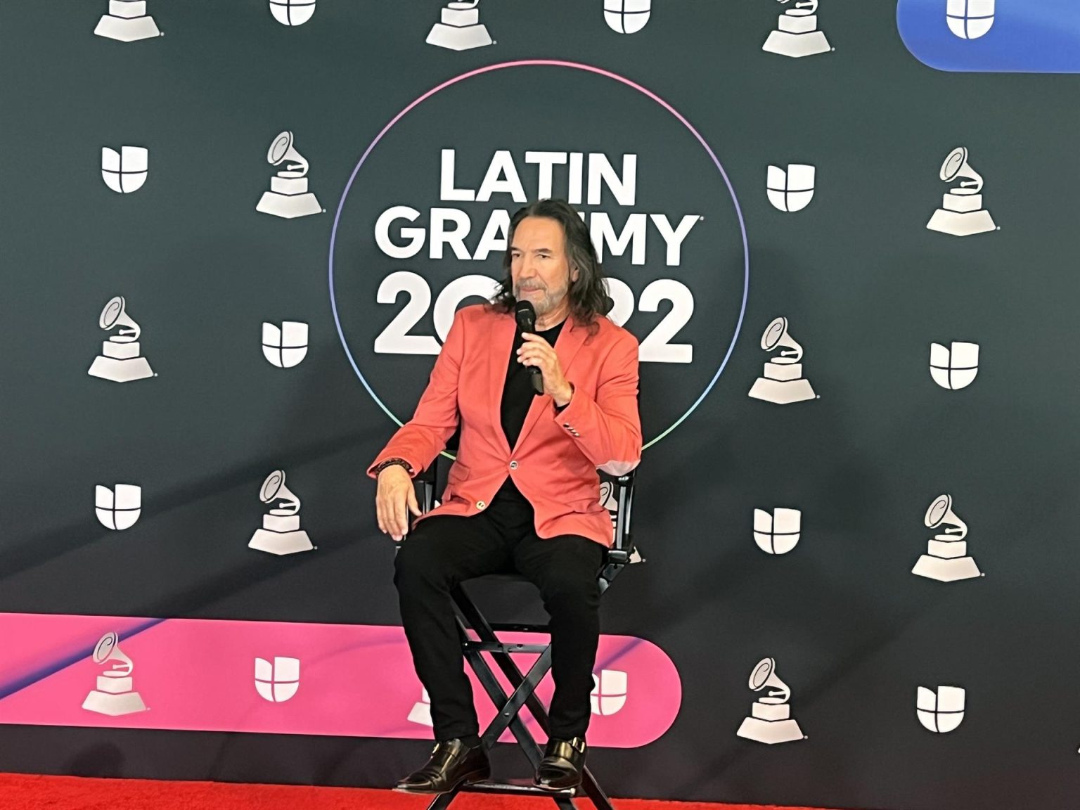 El cantautor mexicano Marco Antonio Solís habla durante una rueda de prensa hoy, en el hotel Mandaly Bay en Las Vegas, Nevada (EEUU). EFE/ Octavio Guzmán