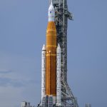 Fotografía cedida por la NASA donde se muestra el cohete del Sistema de Lanzamiento Espacial (SLS) con la nave espacial Orion a bordo instalado encima de un lanzador móvil en la plataforma de lanzamiento 39B del Centro Espacial Kennedy de la NASA, el 26 de agosto de 2022, en Florida (Estados Unidos). EFE/Bill Ingalls/ NASA / SOLO USO EDITORIAL/ SOLO DISPONIBLE PARA ILUSTRAR LA NOTICIA QUE ACOMPAÑA (CRÉDITO OBLIGATORIO)