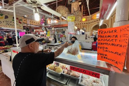 Una persona compra pollo en un mercado, el 9 de noviembre de 2022, en Hermosillo (México). EFE/Daniel Sánchez