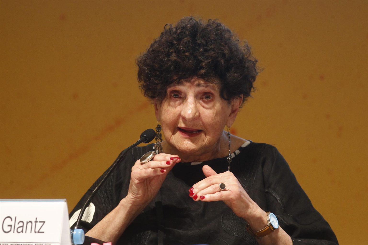 Fotografía de archivo que muestra La escritora y ensayista mexicana, Margo Glantz, en una de las actividades de la Feria Internacional del Libro de Guadalajara (FIL), el 28 de noviembre de 2021, estado Jalisco (México). EFE/ Francisco Guasco